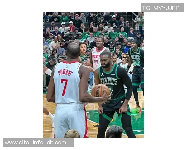 杰伦布朗半场表现抢眼13投6中贡献14分助力球队稳定火力