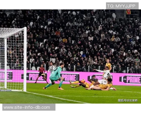 戴维近距离射门遭封堵麦肯尼头球抢点再遭扑救无缘进球